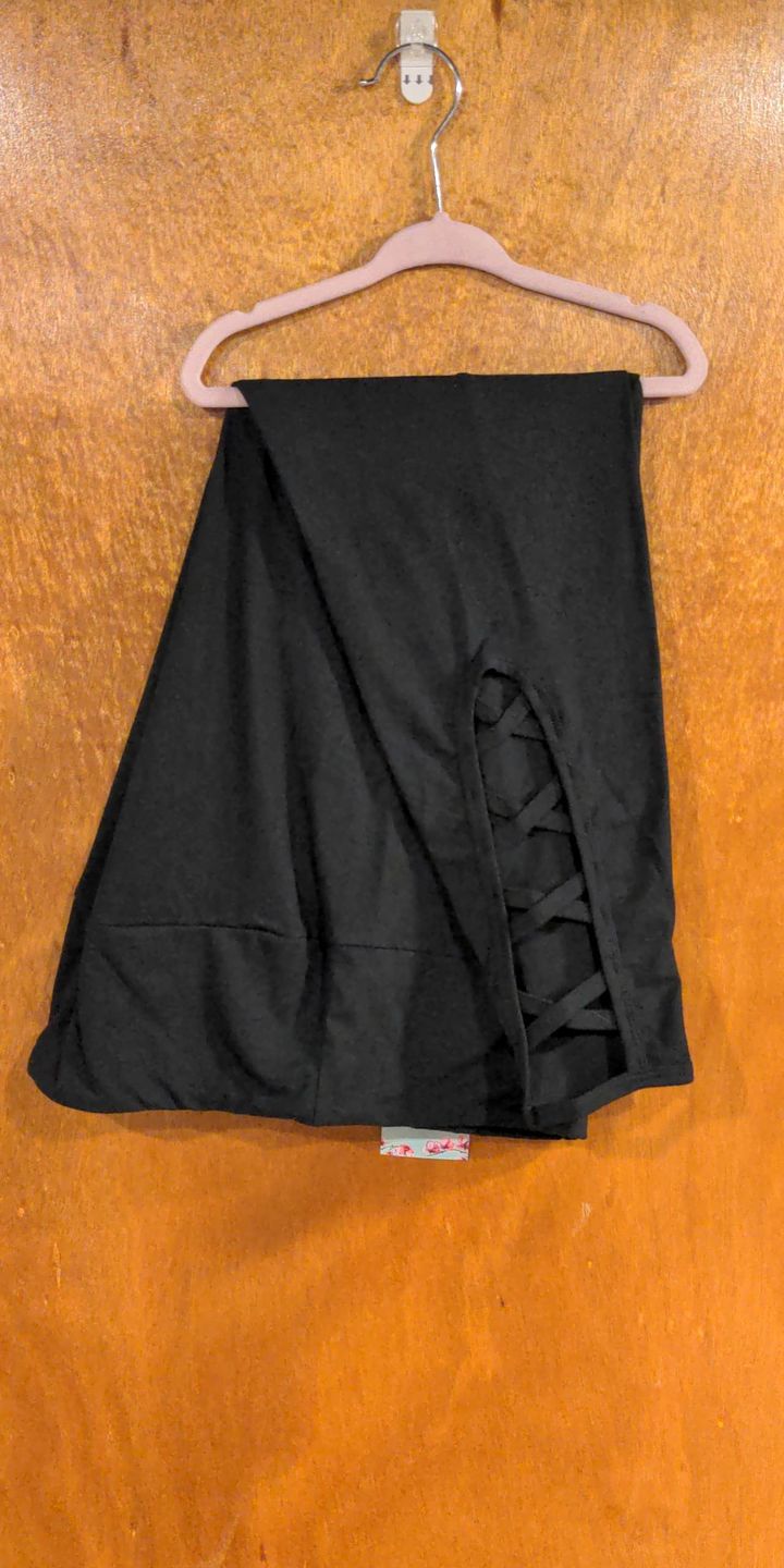 Black Side Criss Cross Capri Leggings (LEB)