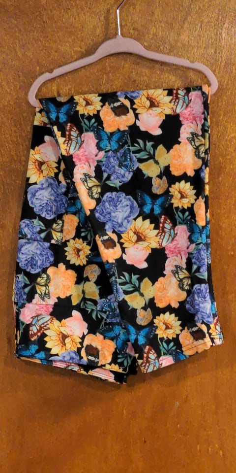 Butterfly Floral Capri Leggings with Pockets (SB)