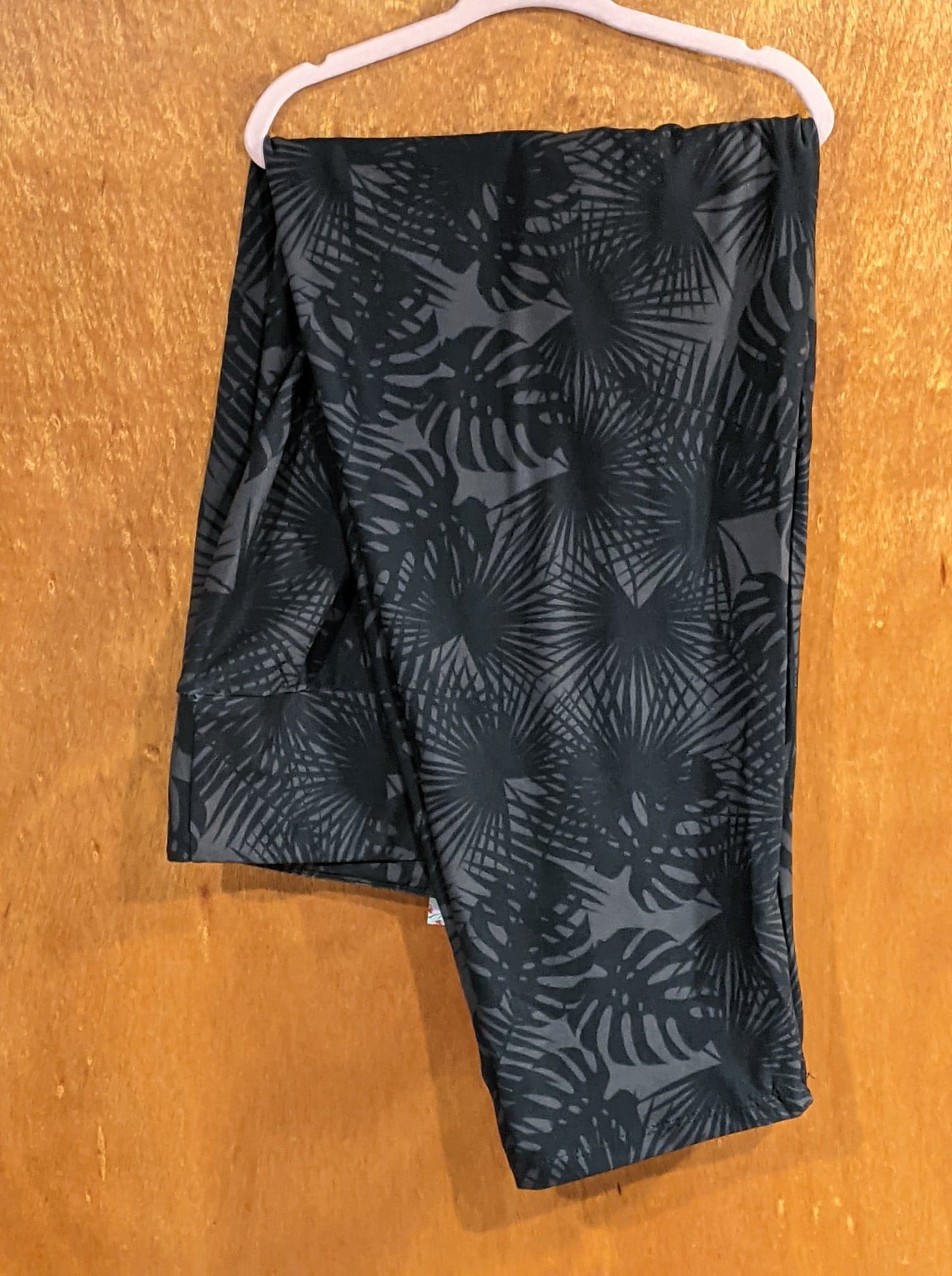 Palm Nights Capri Leggings (AALM)