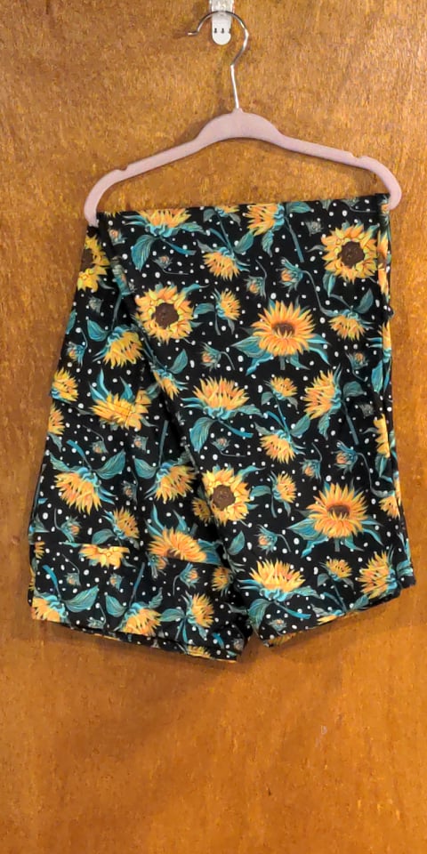 Yellow Bloom Capri Leggings with Pockets (WW)