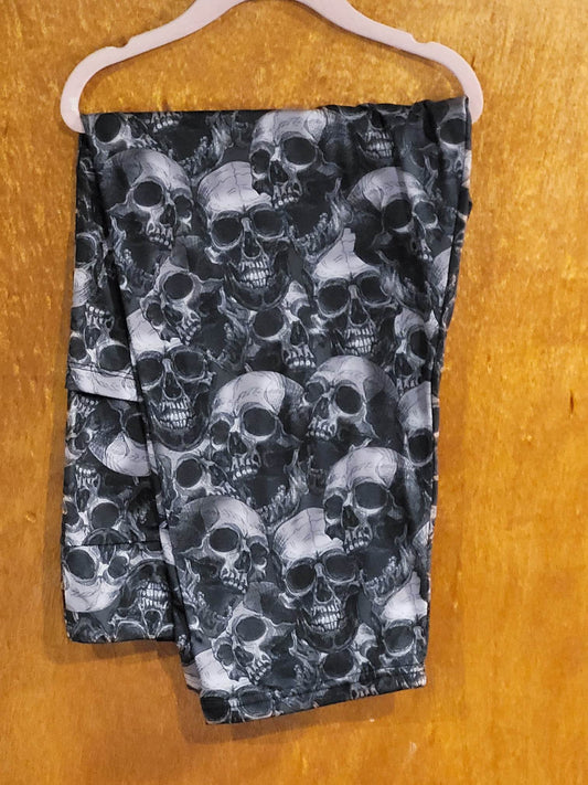 Black Skull Capri w/ pockets (SLB)